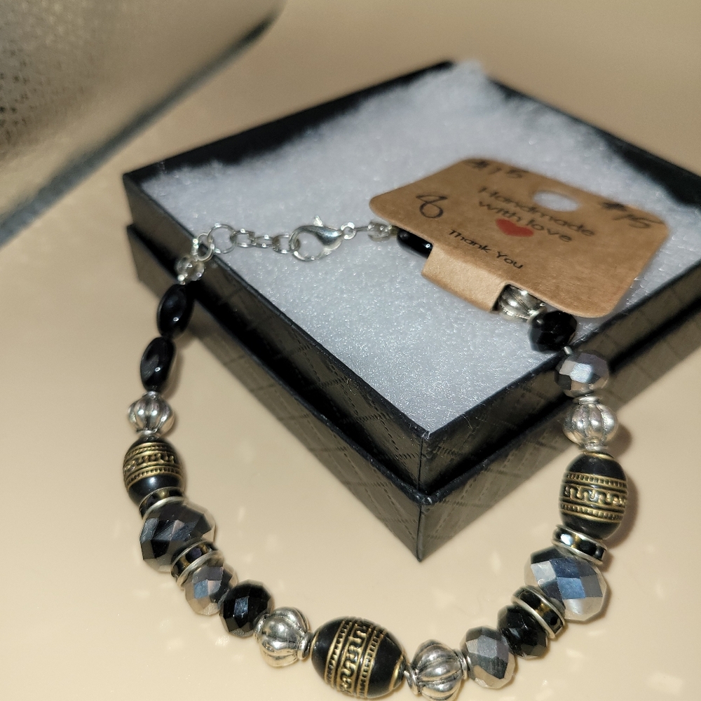 Women beaded bracelet featuring black and silver